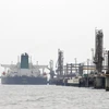 Tàu của Iran cập cảng để khai thác dầu từ cơ sở lọc dầu trên đảo Khark ở ngoài khơi vùng Vịnh Persian. (Ảnh: AFP/TTXVN)