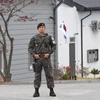 Binh sỹ Hàn Quốc gác tại một trạm gác ở gần khu vực phi quân sự (DMZ) chia tách 2 miền Triều Tiên tại Ganghwa ngày 24/5. (Ảnh: AFP/ TTXVN)