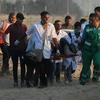 Chuyển người biểu tình Palestine bị thương tại khu vực biên giới Gaza- Israel ngày 3/8. (Ảnh: AFP/TTXVN)