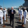Thượng nghị sỹ Mỹ John McCain (giữa) thăm Cảng quốc tế Cam Ranh, tỉnh Khánh Hòa (Việt Nam) ngày 2/6/2017. (Ảnh: AFP/TTXVN)