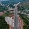 Sau gần 3 năm triển khai, dự án đường cao tốc Hạ Long-Vân Đồn (Quảng Ninh) có chiều dài gần 54km hiện đang trong giai đoạn thi công nước rút để hoàn thiện những hạng mục cuối cùng.