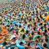 Người dân Trung Quốc tới bể bơi tránh nóng. (Nguồn: Thetelegraph)