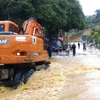 Đoạn đường nước ngập sâu gây ách tắc giao thông tại xã Mường Báng, huyện Tủa Chùa. (Ảnh: Xuân Tư/TTXVN)