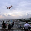 Uống càphê ngắm máy bay - thú vui độc đáo tại TP Hồ Chí Minh