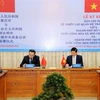 Ông Trần Vĩnh Tuyến và ông Tang Liangzhi ký Biên bản thỏa thuận thiết lập quan hệ thành phố hữu nghị. (Ảnh: Xuân Khu/TTXVN)