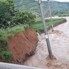 Cột điện ở huyện Phù Yên, tỉnh Sơn La bị nghiêng, gãy đổ do mưa lũ. (Ảnh: TTXVN phát)