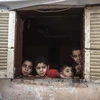 Một gia đình Palestine sinh hoạt trong điều kiện khó khăn do thiếu điện ở Trại tị nạn Nuseirat, Dải Gaza ngày 11/1. (Nguồn: THX/ TTXVN)