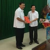 Đồng chí Kim Ngọc Thái (trái) nhận Quyết định chuẩn y Phó Bí thư Tỉnh ủy Trà Vinh. (Ảnh: Thanh Hòa/TTXVN)