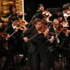 Nghệ sỹ Violin Christian Tetzlaff và dàn nhạc giao hưởng thể hiện. (Ảnh: Dương Giang/TTXVN)