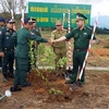 Đại diện các tỉnh tổ chức trồng cây tại cộc mốc ngã ba biên giới Việt Nam-Lào-Campuchia. (Ảnh: Cao Nguyên/TTXVN)