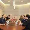 Thứ trưởng Ngoại giao Canada Shugart trao đổi về nhiều lĩnh vực hợp tác với Bộ trưởng Nguyễn Ngọc Thiện. (Ảnh: Vũ Hà/TTXVN)
