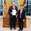 Đại sứ Hà Kim Ngọc trình Quốc thư lên Tổng thống Donald Trump. (Ảnh: TTXVN phát)
