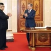 Nhà lãnh đạo Triều Tiên Kim Jong-un (trái) và Tổng thống Hàn Quốc Moon Jae-in (phải) sau khi ghi sổ lưu bút trước cuộc hội đàm thượng đỉnh tại trụ sở Ủy ban Trung ương Đảng Lao động Triều Tiên ở Bình Nhưỡng ngày 18/9. (Ảnh: Kyodo/TTXVN)