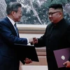 Nhà lãnh đạo Triều Tiên Kim Jong-un (phải) và Tổng thống Hàn Quốc Moon Jae-in (trái) trao đổi văn kiện sau lễ ký bản tuyên bố chung trong khuôn khổ ngày hội đàm thượng đỉnh thứ hai tại thủ đô Bình Nhưỡng, ngày 19/9. (Ảnh: Yonhap/TTXVN)