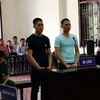 Bị cáo Ngân Văn Nguyễn (bên trái) và Phạm Bá Nhì khai nhận hành vi phạm tội tại tòa. (Ảnh: Thanh Hải/TTXVN)