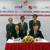 Ông Koji Shibata, Phó Chủ tịch Tập đoàn ANAHD và ông Furuta Motoo, Hiệu Trưởng Trường Đại học Việt Nhật ký thoả thuận hợp tác toàn diện. (Ảnh: Danh Lam/TTXVN)