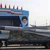 Tên lửa đất đối không của Iran được giới thiệu trong lễ diễu binh kỷ niệm ngày Quân đội tại Tehran ngày 18/4/2018. (Ảnh: AFP/TTXVN)
