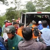 Thi thể nạn nhân được đưa lên xe cấp cứu chở về Bệnh viện Đa khoa Lâm Đồng. (Ảnh: TTXVN)