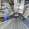 Công nhân làm việc tại nhà máy sản xuất sợi cacbon ở tỉnh Giang Tô, Trung Quốc ngày 9/8. (Nguồn: AFP/ TTXVN)