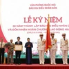 Chủ tịch Quốc hội Nguyễn Thị Kim Ngân trao Huân chương Lao động hạng Nhì cho Báo Đại biểu nhân dân. (Ảnh: Văn Điệp/TTXVN)
