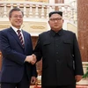 Tổng thống Hàn Quốc Moon Jae-in (trái) và nhà lãnh đạo Triều Tiên Kim Jong-un tại cuộc hặp ở Bình Nhưỡng ngày 18/9/2018. Ảnh: (Nguồn: Yonhap/TTXVN)