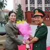 Trung tướng Lê Hiền Vân đón và tặng hoa cho bà Dam Dariny, Quốc vụ khanh Bộ Quốc phòng Campuchia. (Ảnh: Dương Giang/TTXVN)