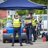 Cảnh sát Hà Lan kiểm tra an ninh tại khu vực Elslooto ngày 29/5. (Ảnh: AFP/ TTXVN)
