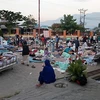 Số người bị thương trong động đất, sóng thần bị quá tải nên phải nằm điều trị ở ngoài sân bệnh viện thành phố Palu, tỉnh Trung Sulawesi, Indonesia ngày 29/9. (Ảnh: THX/TTXVN)