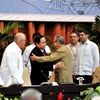 Bí thư thứ nhất Trung ương Đảng Cộng sản Cuba Raúl Castro chúc mừng đồng chí Trần Thanh Mẫn sau bài diễn văn. (Ảnh: Lê Hà/TTXVN)
