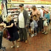 Người dân mua sắm tại một siêu thị ở New York, Mỹ. (Nguồn: AFP/TTXVN)