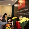 Đại sứ quán Việt Nam tại Ukraine mở sổ tang và tổ chức viếng nguyên Tổng Bí thư Đỗ Mười. (Ảnh: Dương Trí/TTXVN)