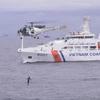 Lực lượng 2 nước diễn tập sử dụng trực thăng cứu nạn trên biển. (Ảnh: TTXVN phát)