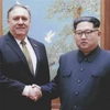 Ngoại trưởng Mỹ Mike Pompeo (trái) và nhà lãnh đạo Triều Tiên Kim Jong-un tại cuộc gặp ở Bình Nhưỡng ngày 26/4/2018. Ảnh: (Nguồn: AFP/TTXVN)