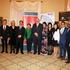 Toàn quyền Australia Peter Cosgrove cùng Phu nhân và Tổng Lãnh sự Trịnh Đức Hải chụp ảnh với các thành viên sáng lập và điều hành AVYLD. (Ảnh: Khánh Linh/Vietnam+)