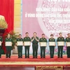 Trao tặng bằng khen của Chủ nhiệm Tổng cục Chính trị cho các cá nhân có thành tích xuất sắc trong công tác dân vận. (Ảnh: Dương Giang/TTXVN)