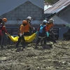 Lực lượng cứu hộ chuyển thi thể nạn nhân thảm họa động đất sóng thần ở Poso, Trung Sulawesi, Indonesia ngày 10/10/2018. (Nguồn: THX/TTXVN)
