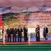 Đại diện lãnh đạo tỉnh Tuyên Quang đón nhận Bằng xếp hạng Di tích Quốc gia danh lam thắng cảnh Khu bảo tồn thiên nhiên Na Hang-Lâm Bình. (Ảnh: Văn Tý/TTXVN.)
