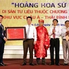 Ông Mai Phan Dũng, Tổng thư ký UNESCO tại Việt Nam trao bằng công nhận di sản Thế giới cho lãnh đạo tỉnh Hà Tĩnh và dòng họ Nguyễn Huy. (Ảnh: Công Tường/TTXVN)