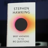 Cuốn sách cuối cùng của Stephen Hawking. (Ảnh: Tuấn Anh/Vietnam+)