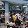 Phụ huynh đưa đón học sinh gây ra cảnh lộn xộn trước trường tiểu học Bành Văn Trân (quận Tân Bình). (Ảnh: Hoàng Hải/TTXVN)