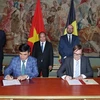 Thủ tướng Nguyễn Xuân Phúc và Thủ tướng Bỉ Charles Michel chứng kiến Lễ ký kết các văn kiện hợp tác giữa hai nước. (Ảnh: Thống Nhất/ TTXVN)