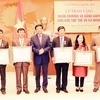 Đồng chí Nguyễn Hạnh Phúc,Tổng Thư ký, Chủ nhiệm Văn phòng Quốc hội trao Huân chương Lao động các hạng cho các tập thể, cá nhân. (Ảnh: Trọng Đức/TTXVN)