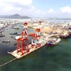 Cầu cảng bốc xếp container của cảng Quy Nhơn. (Ảnh minh họa: Nguyên Linh/TTXVN)