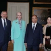 Thủ tướng Nguyễn Xuân Phúc và Phu nhân chụp ảnh chung với Nữ hoàng Đan Mạch Margrethe II và Bộ trưởng Ngoại giao Anders Samuelsen. (Ảnh: Thống Nhất/TTXVN)