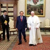 Phó Thủ tướng thường trực Trương Hòa Bình và Giáo hoàng Francis. (Ảnh: Ngự Bình/TTXVN)