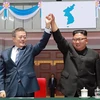 Nhà lãnh đạo Triều Tiên Kim Jong-un (phải) và Tổng thống Hàn Quốc Moon Jae-in tại hội nghị thượng đỉnh ở Bình Nhưỡng ngày 19/9/2018. (Ảnh: AFP/ TTXVN)