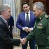 Bộ trưởng Quốc phòng Nga Sergei Shoigu (phải) trong cuộc gặp Cố vấn An ninh quốc gia Mỹ John Bolton (trái) tại Moskva (Nga) ngày 23/10. (Ảnh: AFP/ TTXVN)