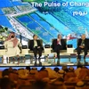 Thái tử Saudi Arabia Mohammed bin Salman (thứ 2, trái) cùng lãnh đạo các doanh nghiệp tại Hội nghị Sáng kiến đầu tư tương lai tại Riyadh. (Ảnh: AFP/ TTXVN)