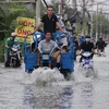 Tình trạng ngập nước do triều cường dâng cao tại đường Lê Văn Lương, huyện Nhà Bè, TP.HCM. (Ảnh: Xuân Dự/TTXVN)