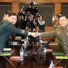 Thiếu tướng Kim Do Gyun (trái), đại diện phái đoàn Hàn Quốc và Trung tướng An Ik San (phải), đại diện phái đoàn Triều Tiên, tại cuộc hội đàm quân sự ở tòa nhà Tongilgak của Triều Tiên, bên trong làng đình chiến Panmunjom, ngày 26/10/2018. (Ảnh: Yonhap/ TT